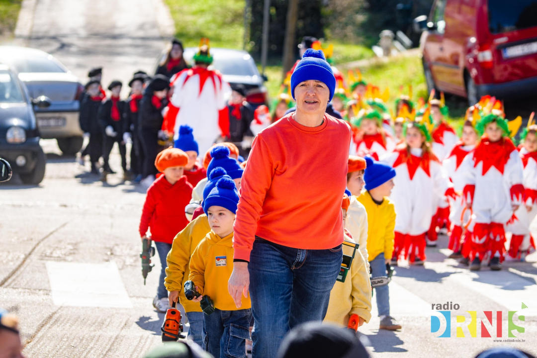 Šarenilo dječje maškarane povorke preplavilo Drniš