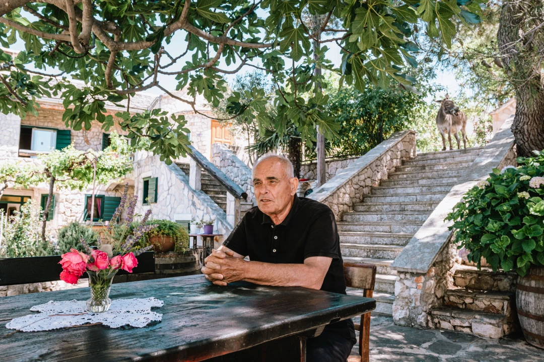 Don Stipe Perkov objavio ‘Razgovore (ne)ugodne puka primoštenskoga’: Riječima su, kao s kamenom, gradili suhozid prošlosti!