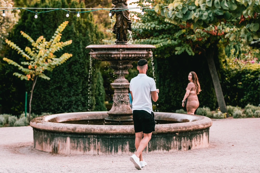 Grad je pun ljudi: Uz buru lakše se diše pa turisti, osim u čarobnom zalasku, uživaju u prešetavanju rivom!