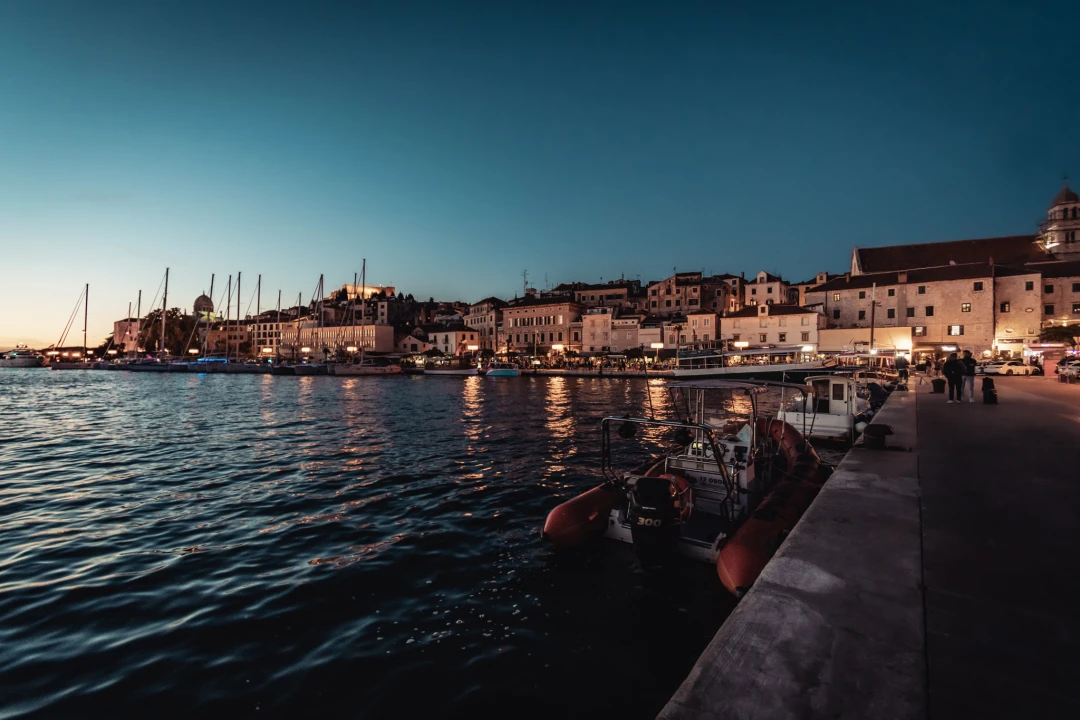 Šibenik zasjao svjetlosnim instalacijama i vatrometom: Na rivi prikazani i filmski kadrovi grada iz 1904. godine