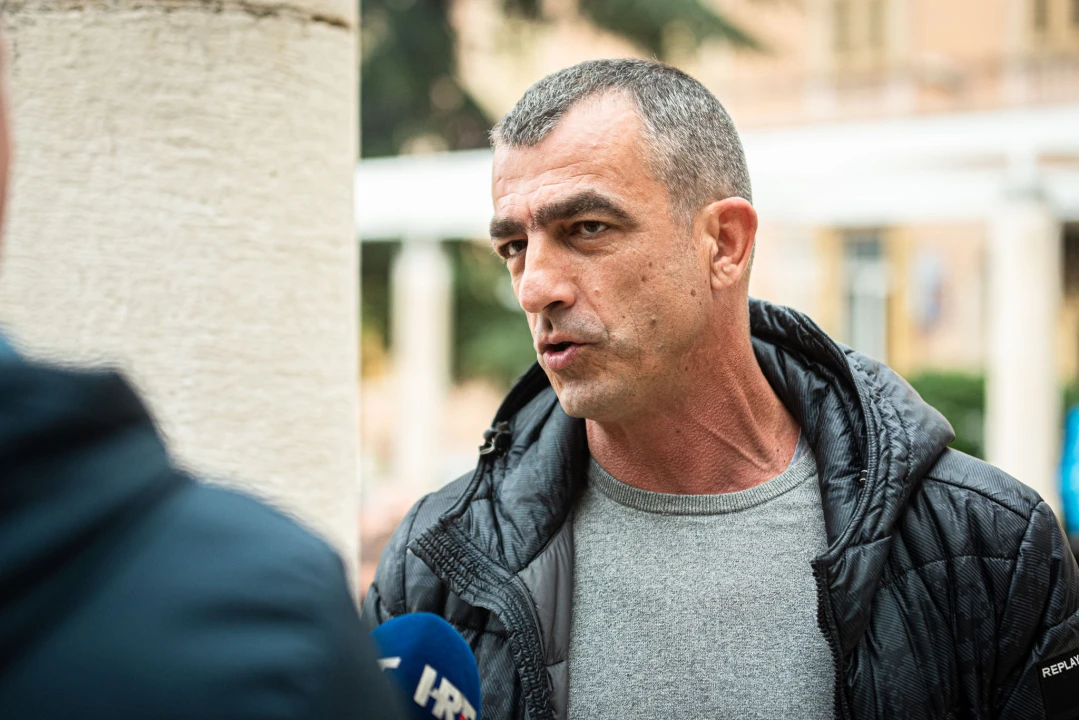 Lanac i katanac na vratima šibenske gradske uprave: 'Neka osjete kako je nama svaki dan'