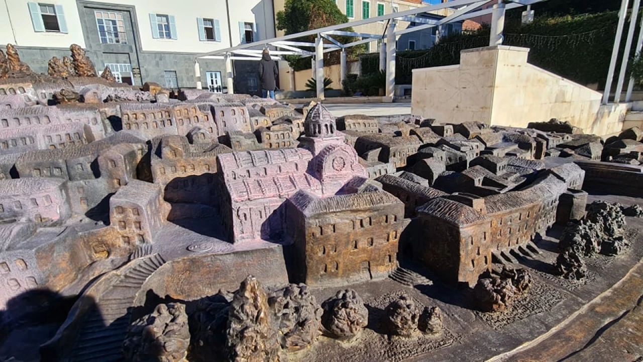 Neka budala išarala je ružičastom bojom brončani Vilin reljef Šibenika pred gradskom upravom 
