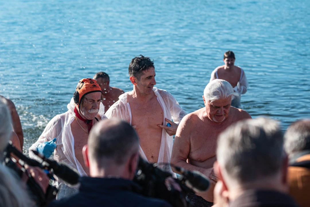 Odvažnih 12 okupalo se na Banju u podne na samu Novu godinu: 'Ovo nije hladna voda'