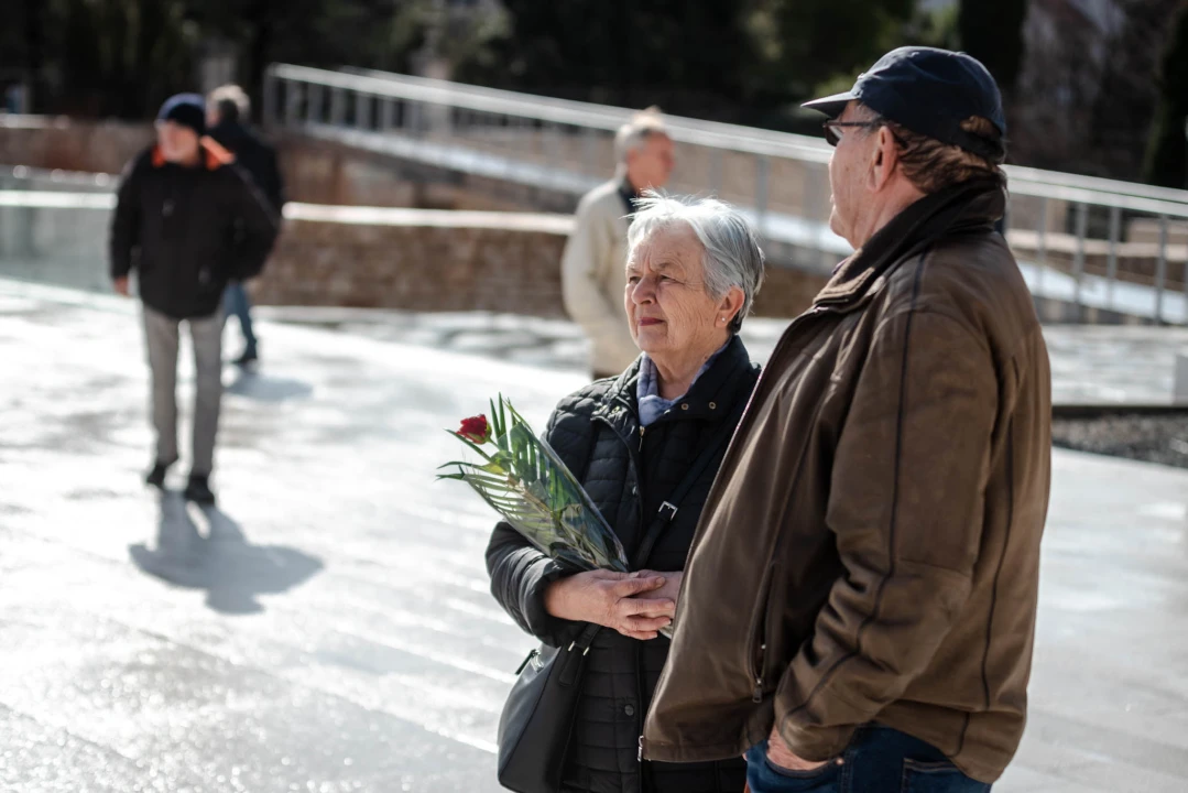 Kiša ubila romantiku Valentinova u Šibeniku: Na Poljani ruže, dječak Paško, nešto djece i slučajni prolaznici