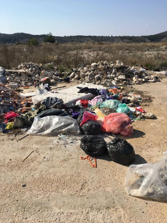 Stara rasvjeta s rive završila na TEF-u okružena tonama građevinskog i drugog otpada!
