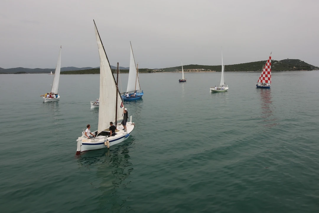 Betinska regata tradicijskih brodova održana usprkos bonaci