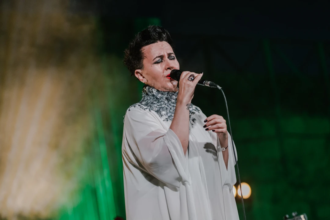Amira Medunjanin po treći put na sv. Mihovilu: Red glazbe, red suza pa red smijeha!