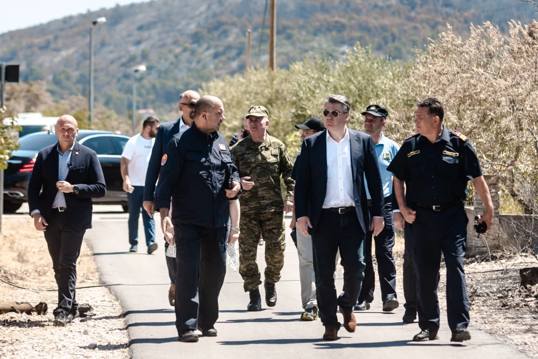  Milanović u Zatonu: Konobari imaju veću plaću od dobrovoljnih vatrogasaca, nitko neće izgorjeti za pet tisuća kuna