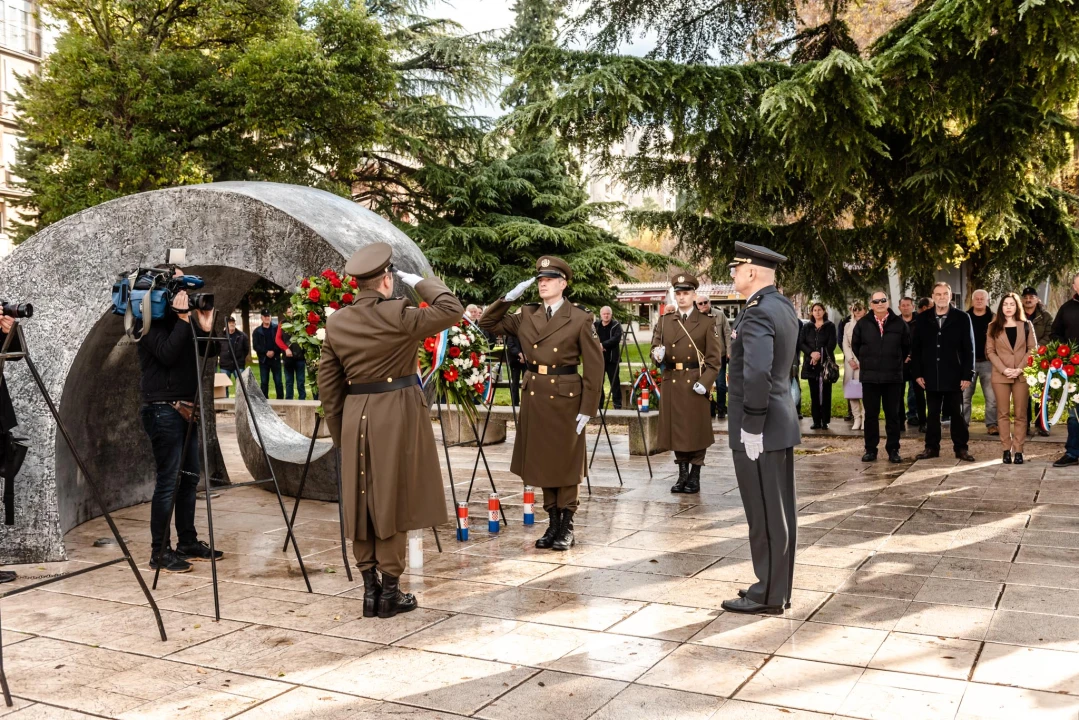 Polaganjem vijenaca i mimohodom 15. domobranska pukovnija obilježila 30 godina od osnutka