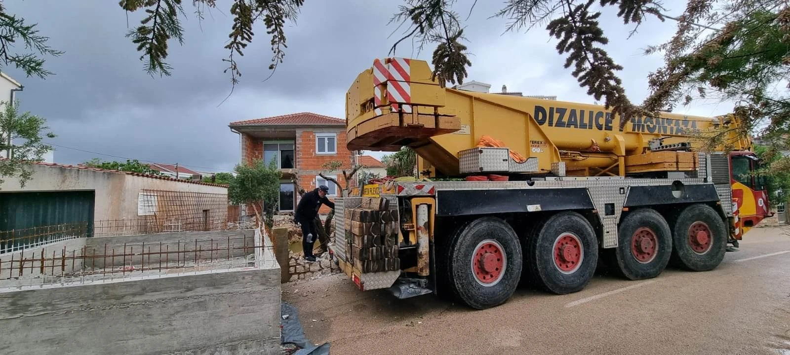 Dizalica 'bazen' s pirovačke ulice prebacila u dvorište gdje i pripada