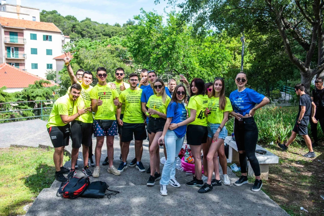 Danas je njihov dan: Maturanti se od jutra okupljaju ispred svojih škola