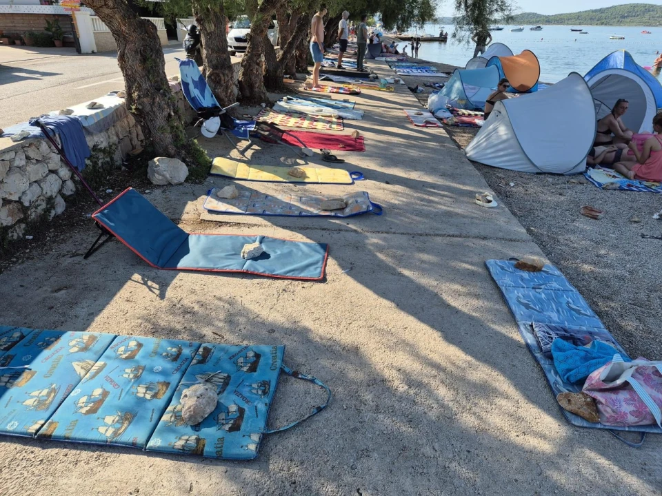 Vodički komunalci pokupili sve ručnike kojima kupači rezerviraju mjesto na plaži