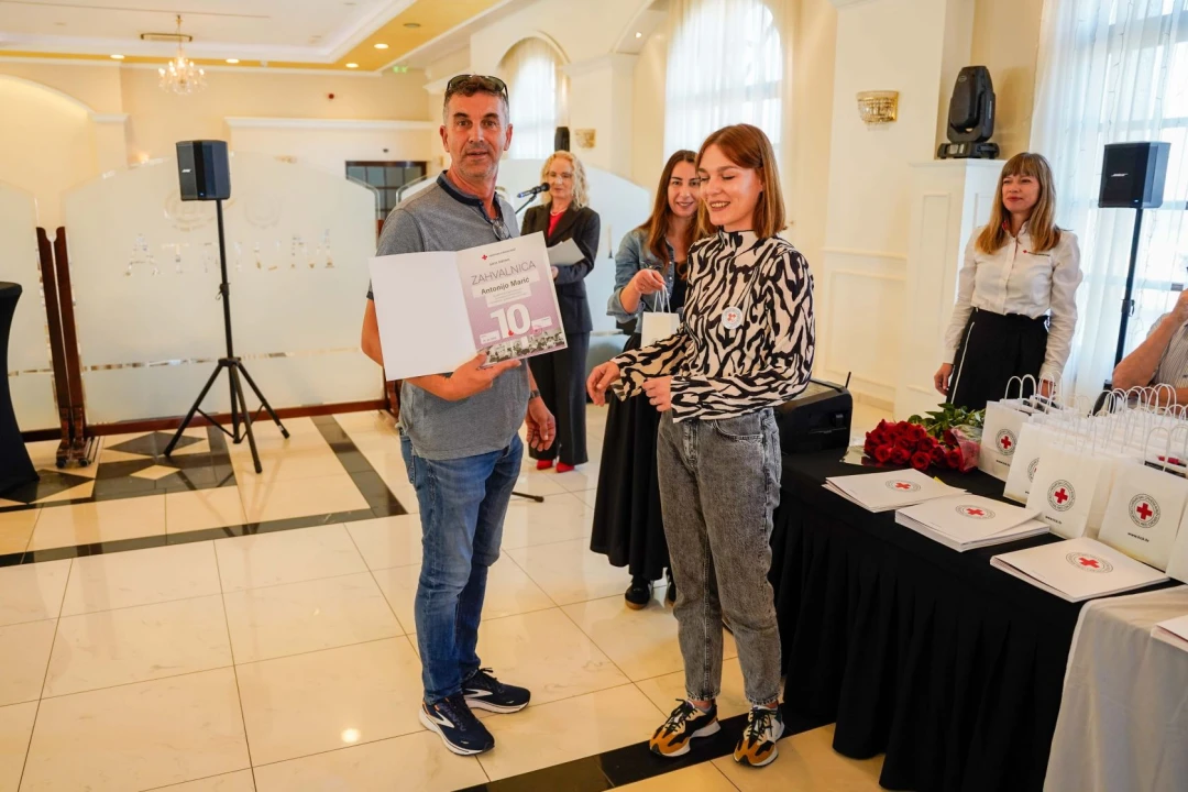 Šibenski Crveni križ dodjelio zahvalnice darivateljima krvi. Tomislav Zjačić svoju donirao čak sto puta 