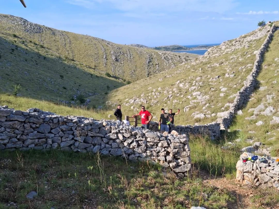 Vodički i tišnjanski vatrogasci u akciji obnove spomen parka u sjećanje na poginule heroje Kornatske tragedije