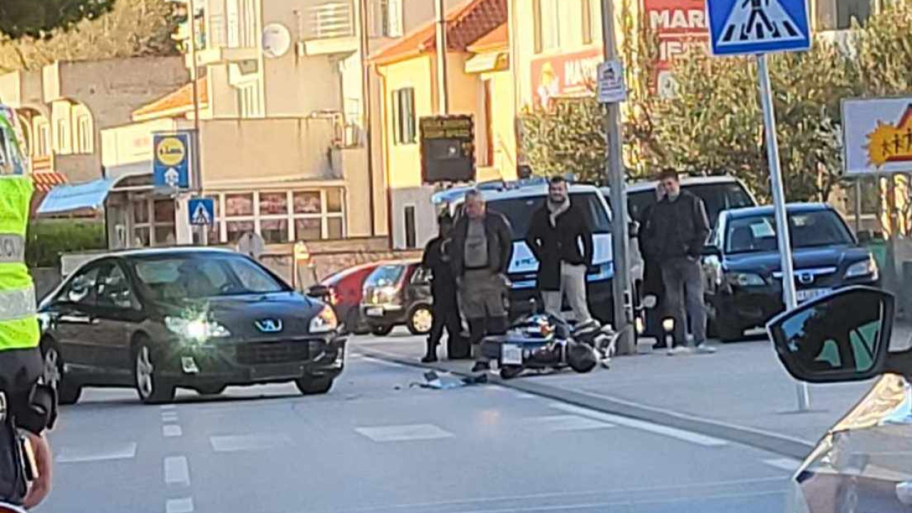 Na Šubićevcu sudar osobnog automobila i motocikla. Jedna osoba u bolnici