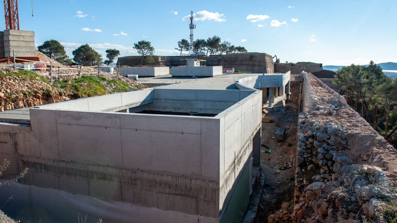 Sv. Ivan izgleda neprepoznatljivo, zgrada koja je niknula bit će zakamuflirana: 'Tvrđavu svečano otvaramo na Dan grada'