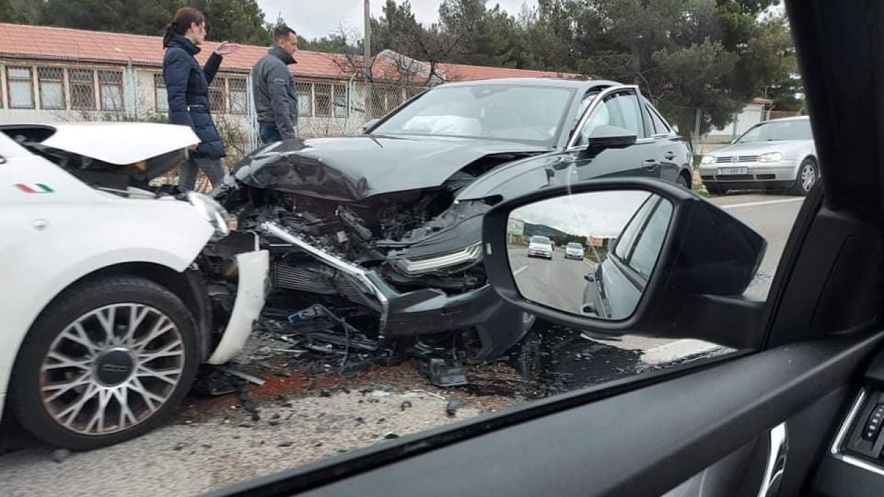 Vozačica Fiata lakše ozlijeđena u sudaru na magistrali kod Brodarice