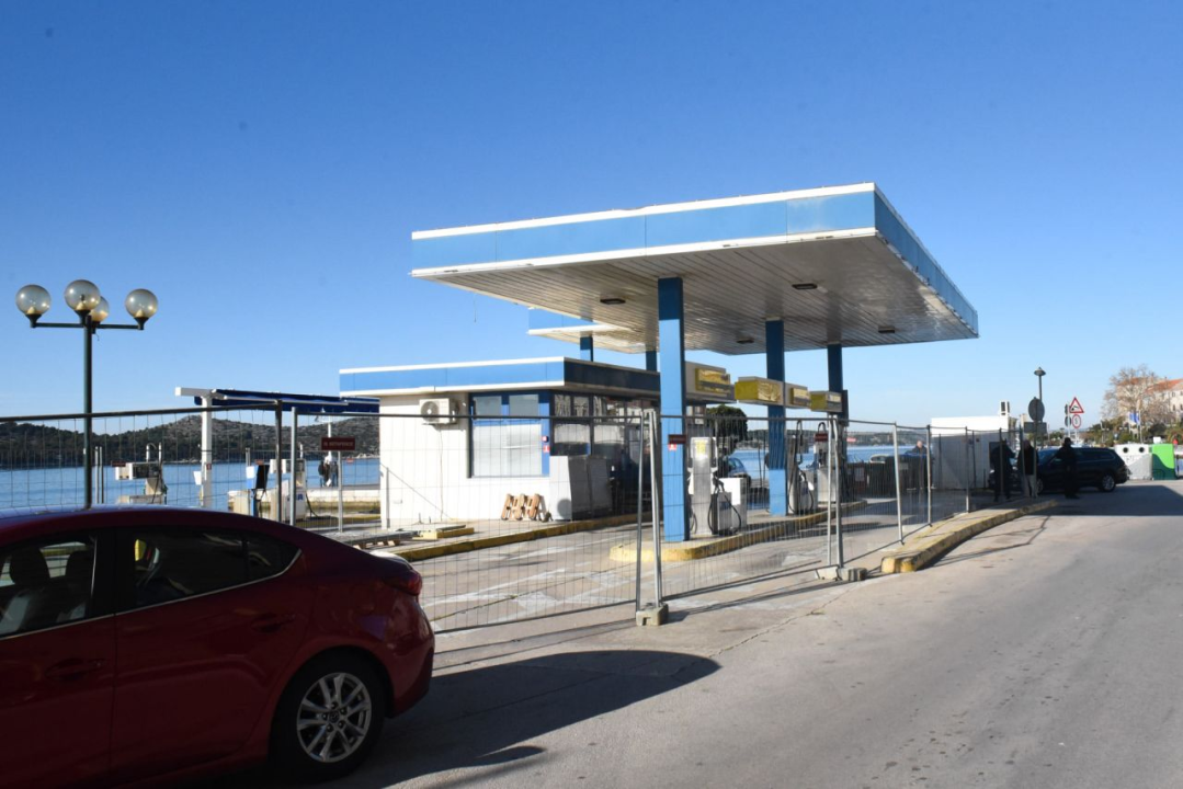 Ograđena famozna pumpa na rivi: Rekonstrukcija najavljena još u srpnju, ali INA za to još nema građevinsku dozvolu