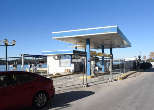 Ograđena famozna pumpa na rivi: Rekonstrukcija najavljena još u srpnju, ali INA za to još nema građevinsku dozvolu