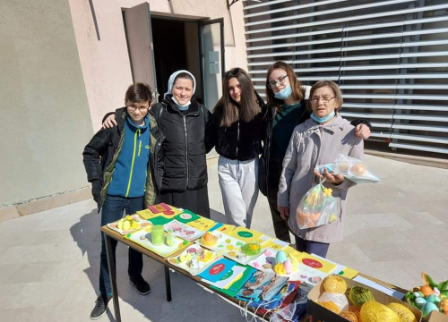 Humanitarna akcija na Vidicima pred crkvom sv. Petra: Vjernici kupovali uskrsne ukrase