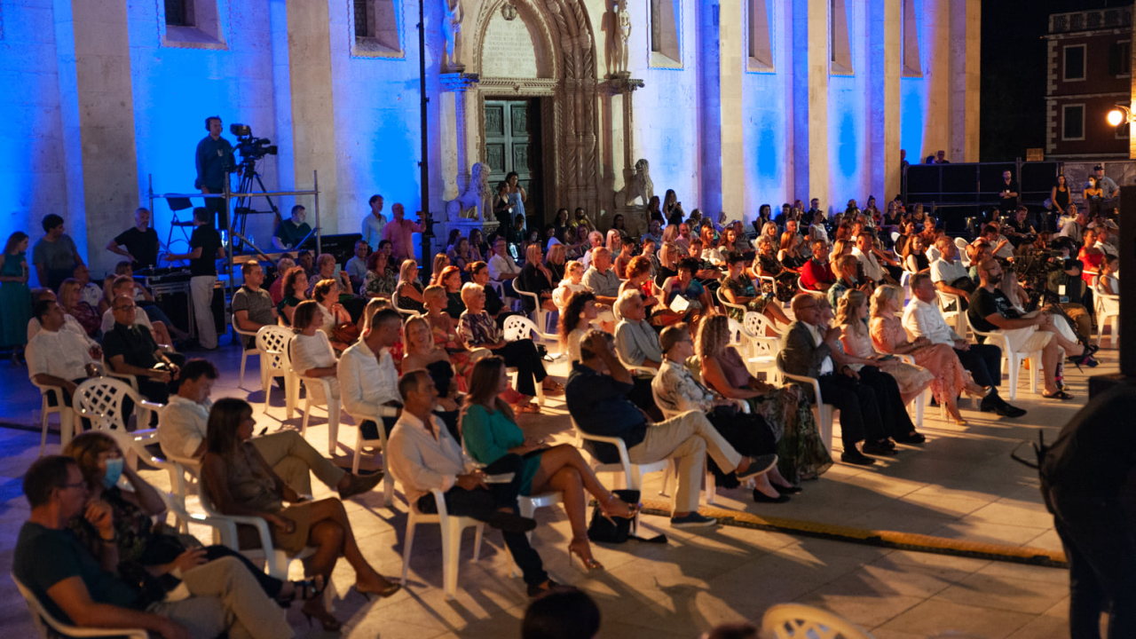 Ovog ljeta Šansona samo jednu večer: Otvoren natječaj za nove skladbe koje će biti izvedene ispred Vijećnice