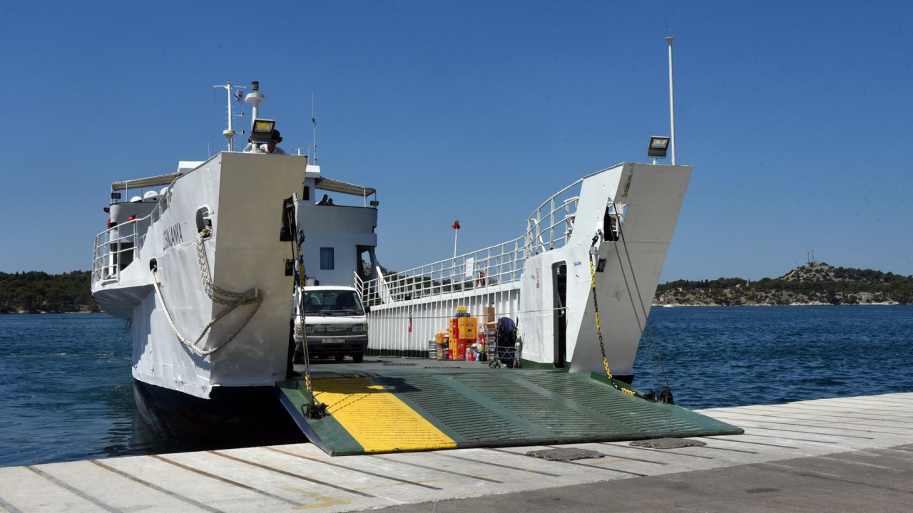 Zbog bure trajekt ne staje na Žirje, zatvoren dio magistrale i autoceste