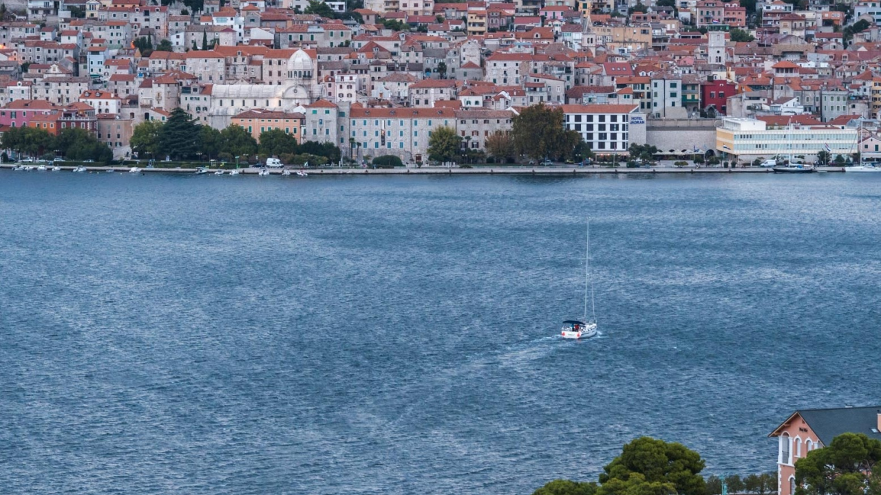 Brodovi normalno plove na šibenske otoke, zbog bure problemi na magistrali i autocesti