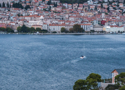 Brodovi normalno plove na šibenske otoke, zbog bure problemi na magistrali i autocesti