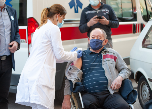 Fotografija 16 - Na Baldekin po svoju dozu ide 480 ljudi: Bivša medicinska sestra Ana Paić prva je cijepljena protiv covida