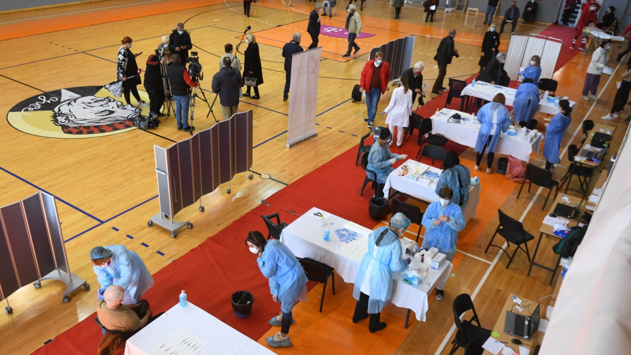 Na Baldekin po svoju dozu ide 480 ljudi: Bivša medicinska sestra Ana Paić prva je cijepljena protiv covida