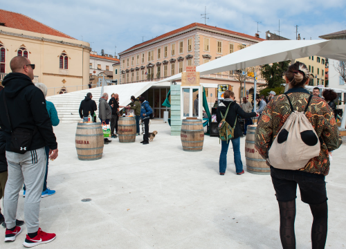 Na Poljani ste danas mogli saznati kako napreduje gradnja kuće za obitelj s Banije, uz to se i okrijepiti, a i zaplesati