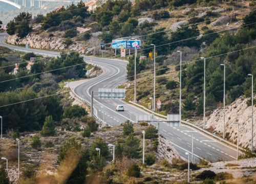 Danas prestaje obveza paljenja dnevnih svjetala na automobilima, iako se većinom pale sama