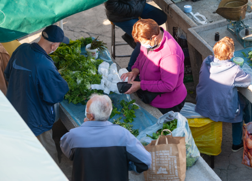 Fotografija 2 - Šibenčani se više-manje pridržavaju novih mjera: U điru po pijaci kupovalo se i s maskom i bez maske