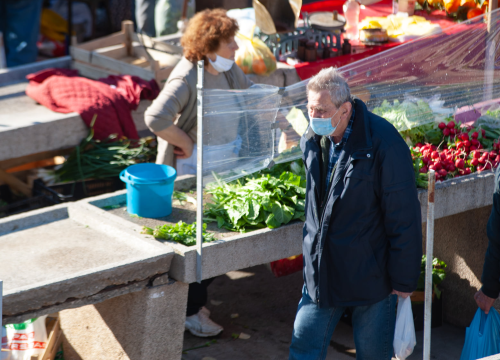 Fotografija 3 - Šibenčani se više-manje pridržavaju novih mjera: U điru po pijaci kupovalo se i s maskom i bez maske
