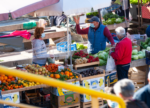 Fotografija 4 - Šibenčani se više-manje pridržavaju novih mjera: U điru po pijaci kupovalo se i s maskom i bez maske