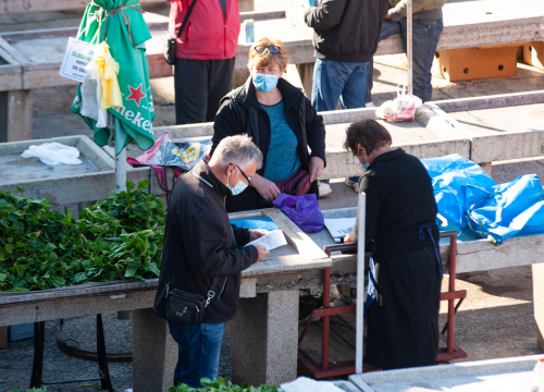 Fotografija 7 - Šibenčani se više-manje pridržavaju novih mjera: U điru po pijaci kupovalo se i s maskom i bez maske