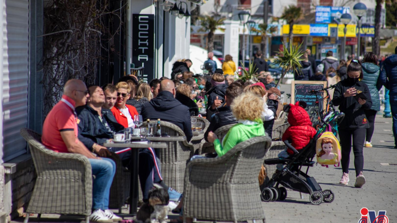 Uskrs u Vodicama: Lijepo vrijeme izmamilo ljude u đir po rivi i druženje uz kavu