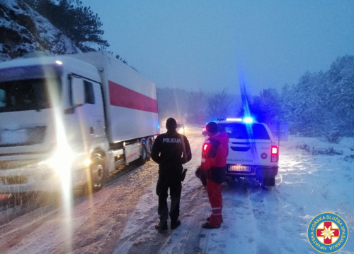 Zapeli u snijegu: Iz zametene ceste šibenski GSS-ovci sinoć izvukli desetak vozila