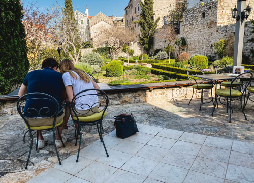 Uživajte u odličnoj kavi u idiličnom ambijentu Vrta sv. Lovre!