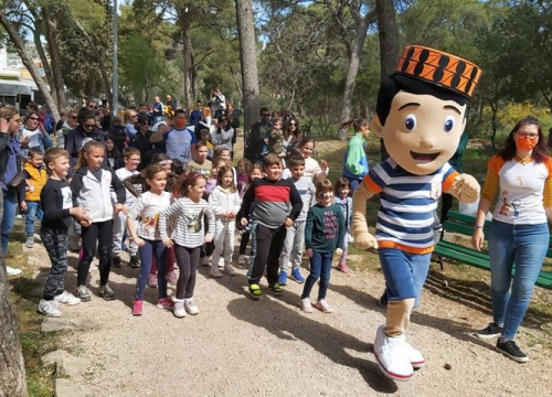 Veselo subotnje jutro: Šibenska maskota dječak Paško zabavljao mališane na Šubićevcu