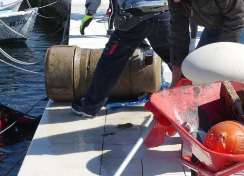 Ronioci iz tri županije iz mora kod vodičke rive izronili puna dva kontejnera smeća!