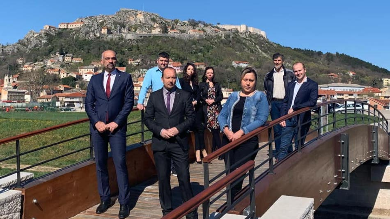 Marijo Ćaćić objavio kandidaturu za kninskog gradonačelnika, uz njega je Kristina Perić