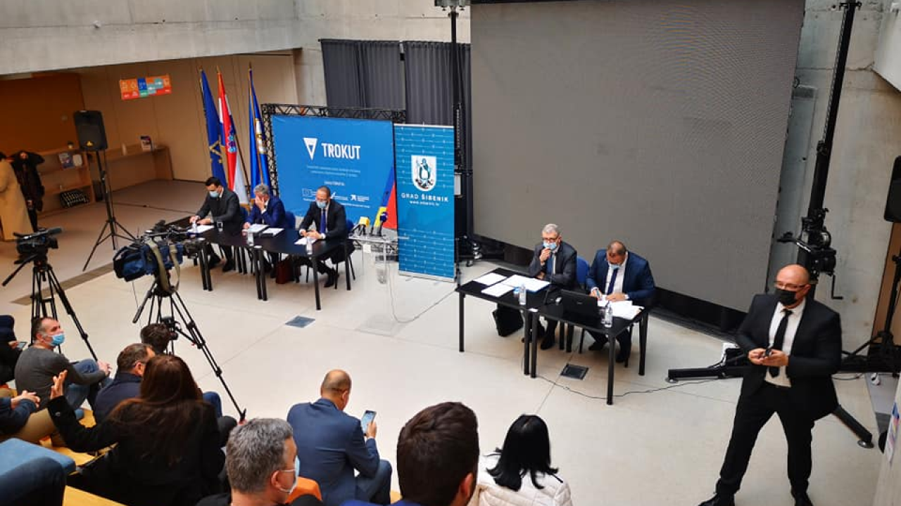 'Jedni drugima dajete hvalospjeve, a građani su sretni ako prežive. Ako promaši ova sezona, ni jedan šator nam neće pomoći'