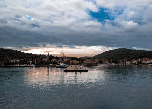 Prva pjesnička rezidencija u županiji nosi ime po Vesni Parun: Zlarin će na deset dana biti okupljalište pjesnika