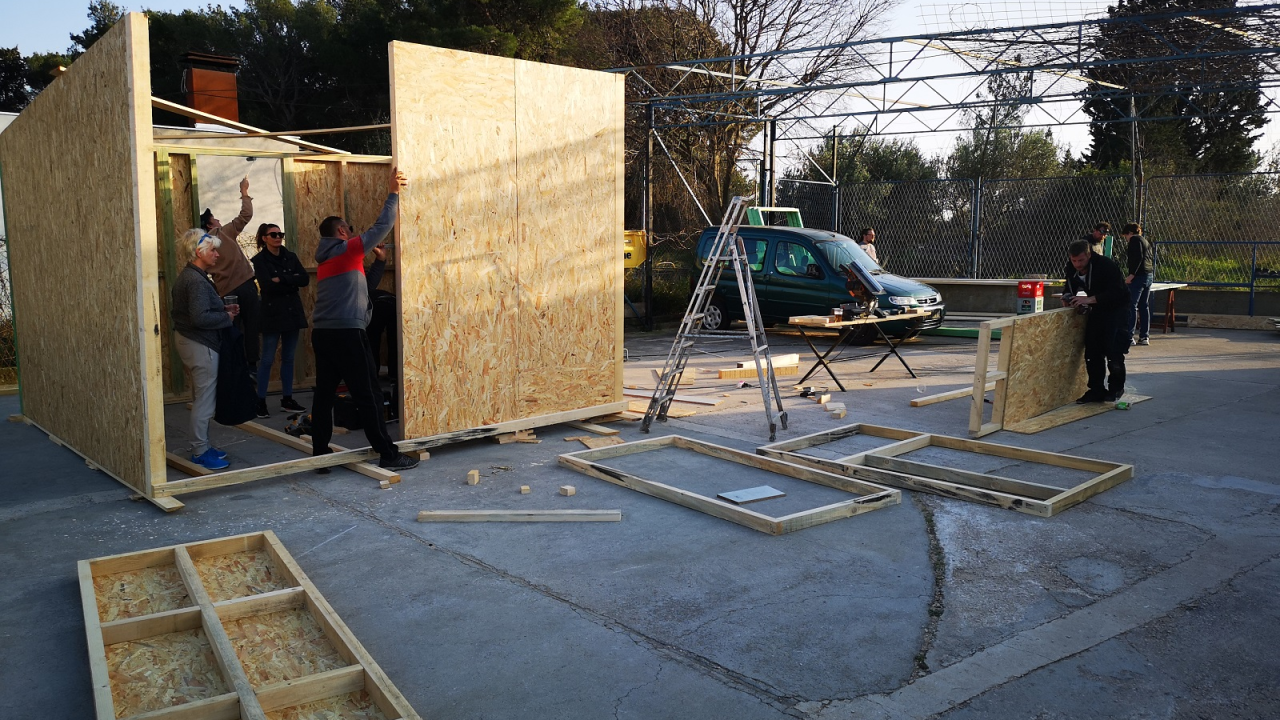 Montažna kućica iz Šibenika putuje za Mali Gradac: Postat će dom za tročlanu obitelj kojoj je kuća stradala u potresu