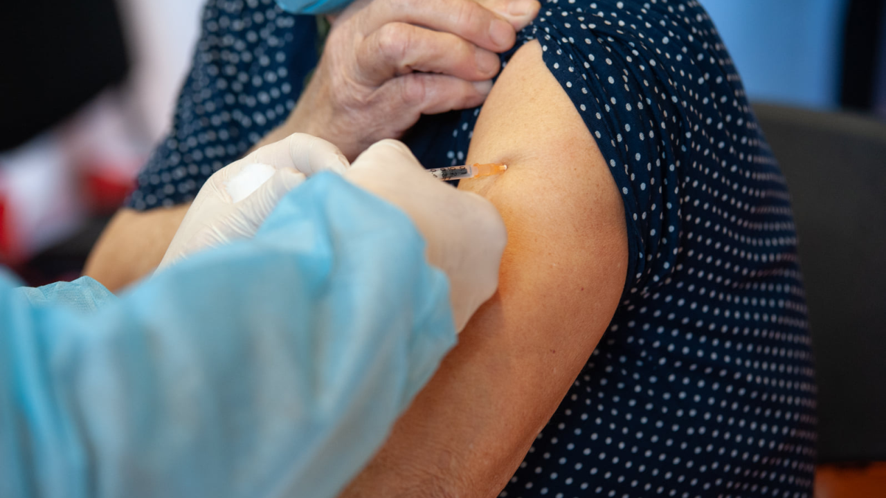 Ne, nećemo se morati cijepiti svake godine. Već se rade supercjepiva