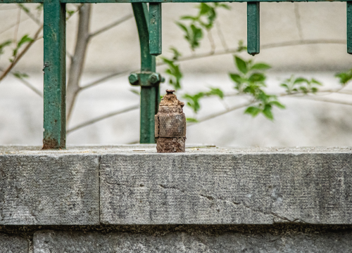 Policija potvrdila da je naprava ostavljena na zidu kod središta SDP-a 'zvončić': Pirotehničari ga deaktivirali bez posljedica