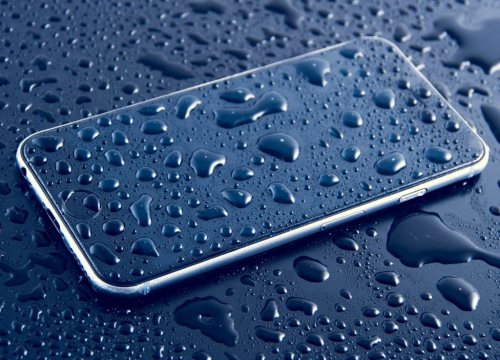 Ne treba ga stavljati u rižu: Kako spasiti mobitel ako vam upadne u vodu