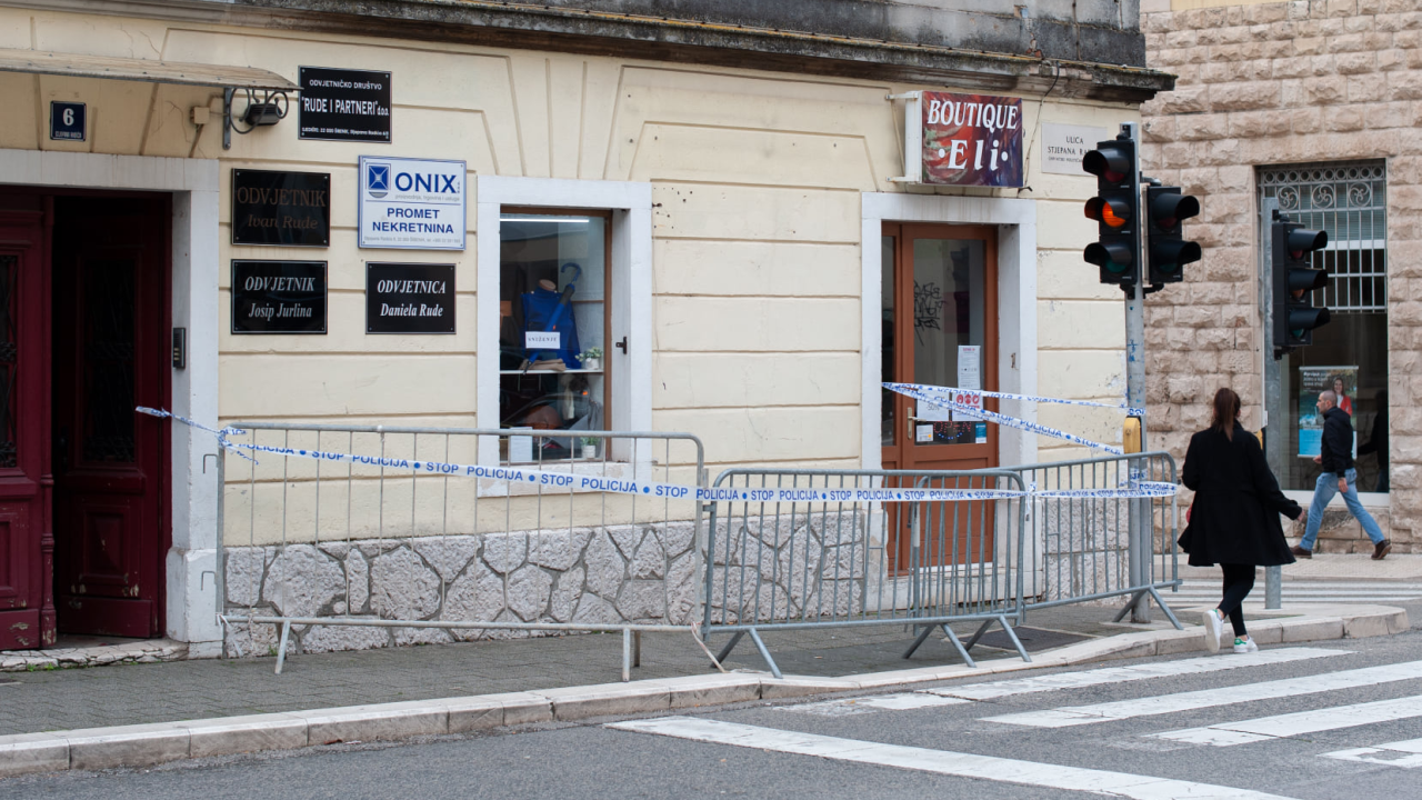 Prošlo je 78 dana otkako ova ograda stoji na trotoaru u centru grada, evo što se u međuvremenu promijenilo