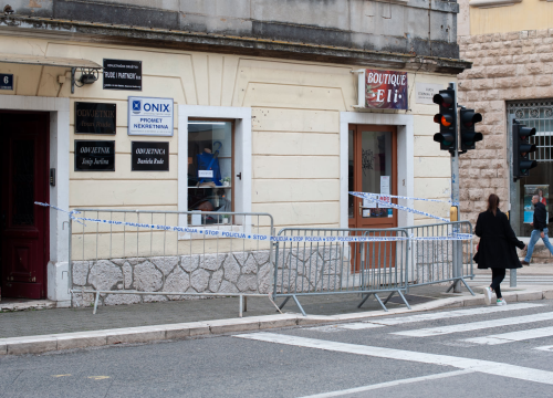 Prošlo je 78 dana otkako ova ograda stoji na trotoaru u centru grada, evo što se u međuvremenu promijenilo